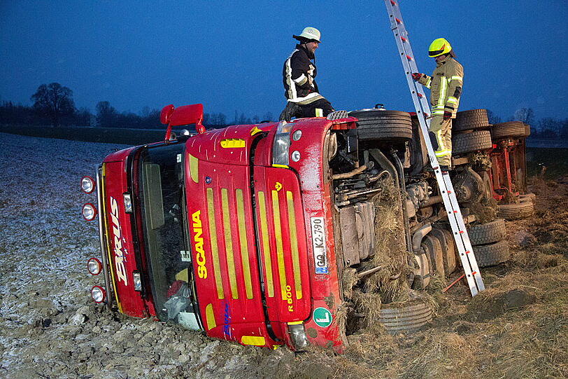 Ein mit Schnittholz beladener Lkw aus Slowenien ist am Montagabend gegen 18.30 Uhr von der Fahrbahn abgekommen und in ein Feld gekippt. Der Fahrer wurde leicht verletzt. Die Bilder