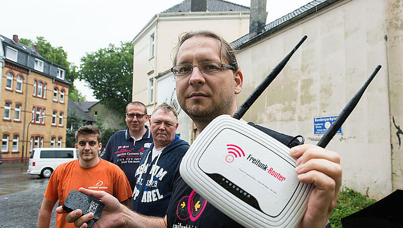 Sven Borchert, Michael Thiesbrummel, Holger Dieckmann und Tim Friedrich (r-l) von der Initative "Freifunk" mit einem batteriebetriebenen W-LAN Router auf einem Parkplatz in Dortmund, auf dem häufig Bewohner eines nahe gelegenen Asylantenwohnheims ihr freies Internet verwenden. Sven Borchert, Michael Thiesbrummel, Holger Dieckmann und Tim Friedrich (r-l) von der Initative "Freifunk" mit einem batteriebetriebenen W-LAN Router auf einem Parkplatz in Dortmund, auf dem häufig Bewohner eines nahe gelegenen Asylantenwohnheims ihr freies Internet verwenden.