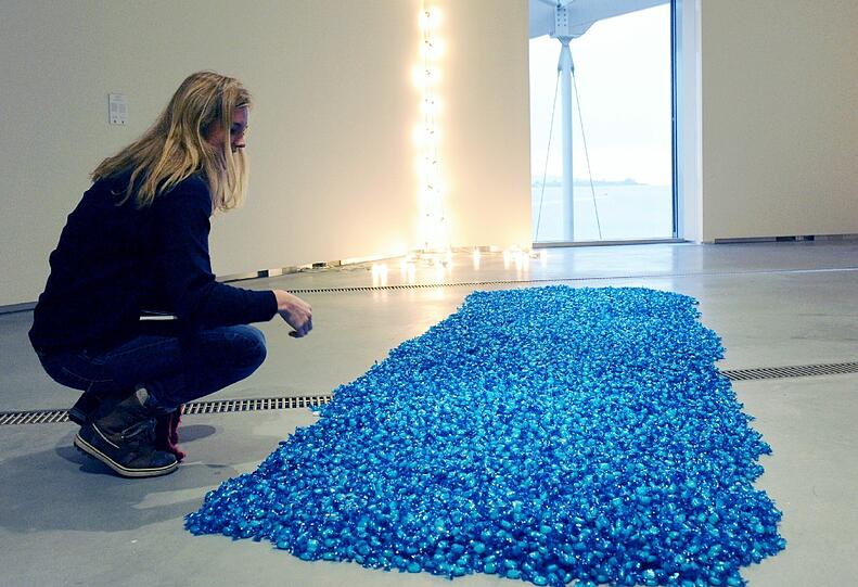 Das Werk «Untitled/Blue Placebo» des Kubaners Felix Gonzales-Torres im Astrup Fearnley Museum in Oslo.Die blau verpackten Bonbons hatten ursprünglich ein Gesamtgewicht von 130 Kilogramm, so viel, wie Gonzales-Torres und sein Partner zusammen. Die Besucher sind dazu eingeladen, die Bonbons zu kosten. Der Künstler und sein Partner sind an Aids gestorben. So wie sich ihre Körper auflösen, wird auch der Teppich aus Bonbons immer kleiner. Das private Museum für moderne Kunst will die Besucher nicht nur zum Denken, sondern auch zum Fühlen bringen.