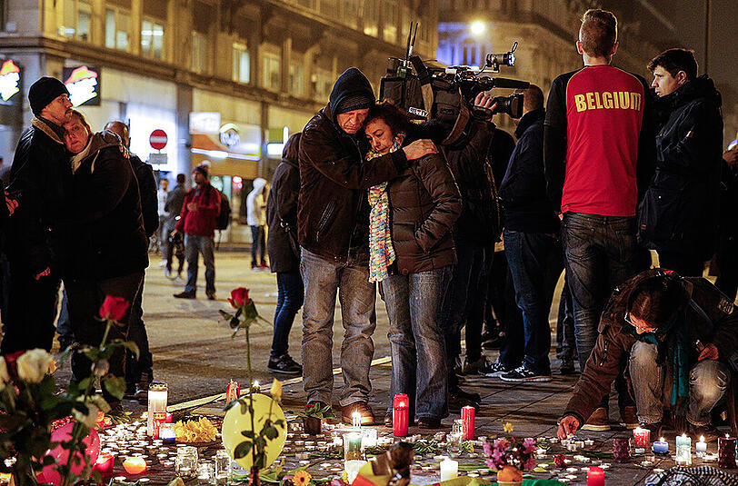 Trauer in Brüssel - am Place de la Bourse haben Menschen Kerzen und Blumen niedergelegt.