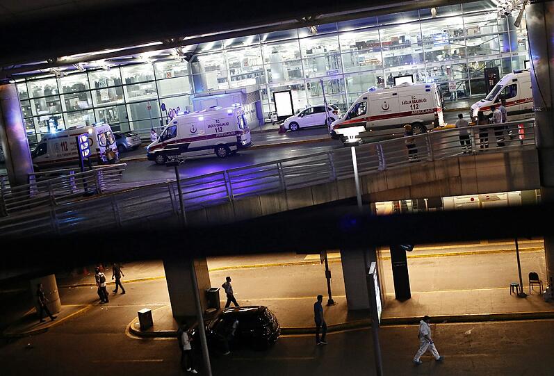 Bei dem Terroranschlag am Flughafen Atatürk in Istanbul haben sich zwei der Angreifer vor dem Ankunftsbereich des Internationalen Terminals in die Luft gesprengt, ein weiterer auf dem angrenzenden Parkplatz.