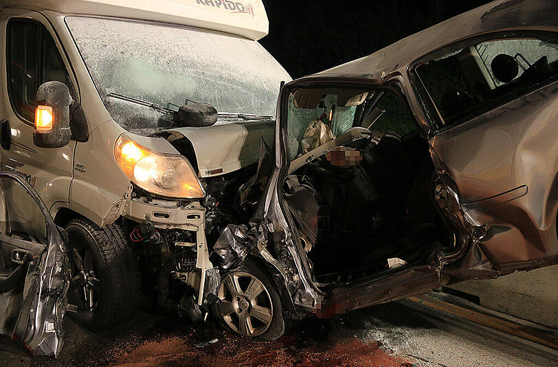 An einer Baustelle auf der A7 gerät ein Wohnmobil in den Gegenverkehr und kollidiert mit einem Opel. Der 21-jährige Fahrer des Kleinwagens ist sofort tot. Die Bilder des schrecklichen Unfalls.