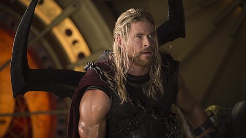 Da sind die Haare noch dran: Thor (Chris Hemsworth) hat mal wieder ein Monster besiegt.