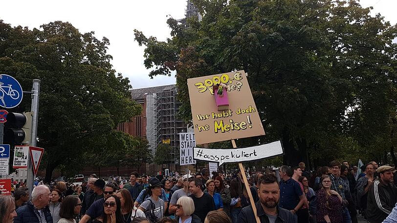 Motto: ausspekuliert! Am Samstag kamen um die 10.000 Menschen zur großen Demo gegen Spekulanten, Mietwahnsinn und für mehr Mieterschutz nach München.