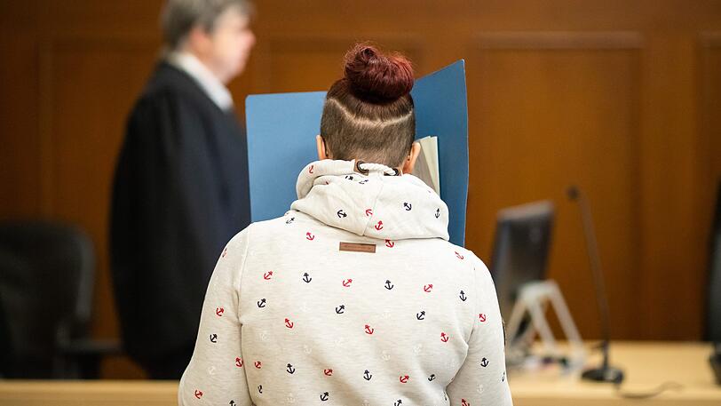 Die 28-jährige Angeklagte steht vor Verhandlungsbeginn im Sitzungssaal im Landgericht.
