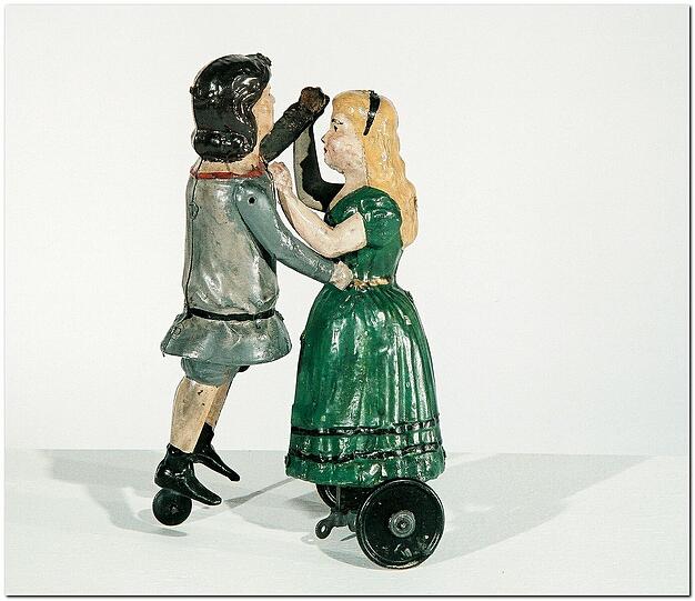 Ein kleines Tänzchen gefällig? Dieser Kinderfiguren aus früheren Zeiten sind aus Blech und von Hand lackiert. Sie bewegen sich auf Rollen. Bub und Mädchen lassen sich ganz einfach aufziehen. Der Trick: Hinter den tanzenden Püppchen steckt ein kleines Uhrwerk.