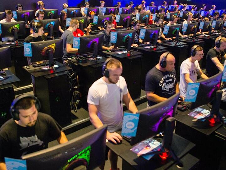 Besucher der Gamescom 2018 probieren an einem Stand das Videospiel Battlefield 5 aus. Die weltgrößte Computer- und Videospielmesse Gamescom bleibt noch lange in Köln.
