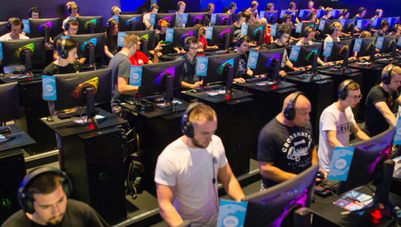Besucher der Gamescom 2018 probieren an einem Stand das Videospiel Battlefield 5 aus. Die weltgrößte Computer- und Videospielmesse Gamescom bleibt noch lange in Köln. Besucher der Gamescom 2018 probieren an einem Stand das Videospiel Battlefield 5 aus. Die weltgrößte Computer- und Videospielmesse Gamescom bleibt noch lange in Köln.