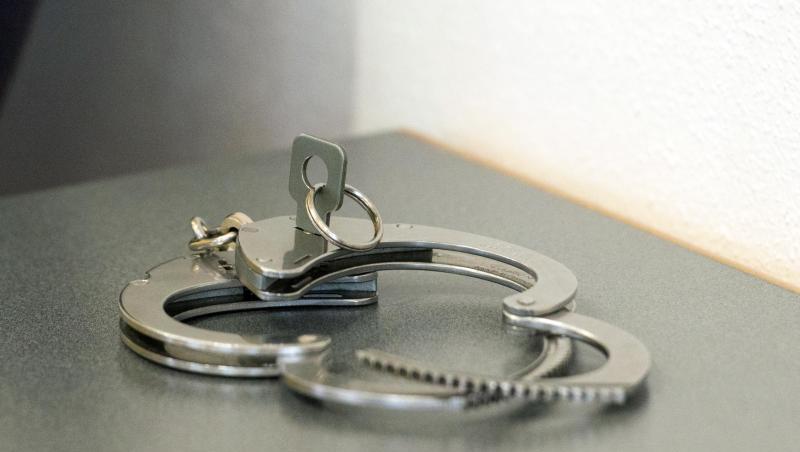 Handschellen liegen auf einem Tisch. Foto: Armin Weigel/dpa/Symbolbild Handschellen liegen auf einem Tisch. Foto: Armin Weigel/dpa/Symbolbild