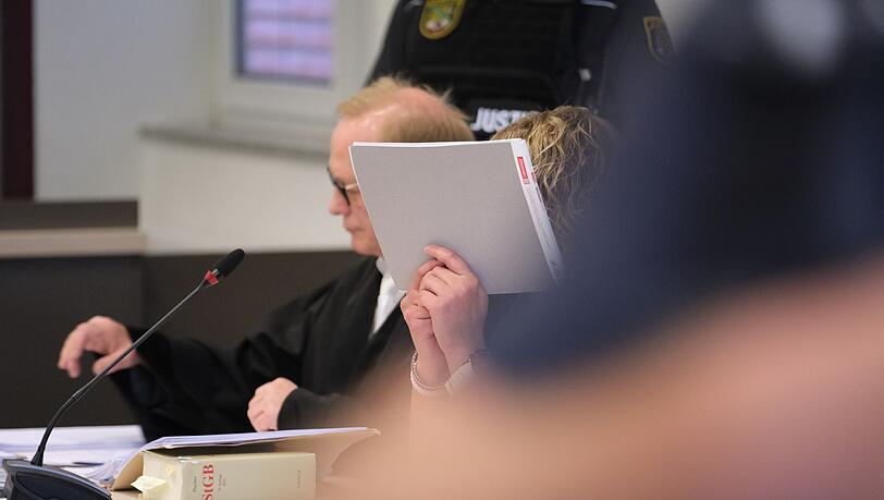 Vor dem Landgericht in Dessau-Roßlau ist eine Zwillingsmutter nach dem Tod ihrer Kinder verurteilt worden. (Archivbild) Vor dem Landgericht in Dessau-Roßlau ist eine Zwillingsmutter nach dem Tod ihrer Kinder verurteilt worden. (Archivbild)