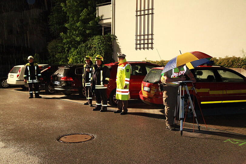 Ein neun Jahre altes Mädchen ist im Landkreis Rosenheim auf ihrem Kinderfahrrad von einem Auto überfahren und tödlich verletzt worden. Das Kind sei am Donnerstagabend in Pfraundorf in einem Wohngebiet eine abschüssige Straße heruntergefahren und von einem einbiegenden Auto frontal erfasst worden, teilte die Polizei in München mit. Es wurde gegen die Motorhaube geschleudert und geriet unter die Räder. Die Bilder vom Unfallort.
