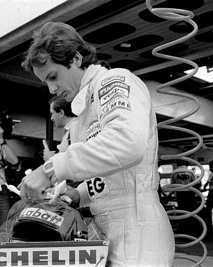 ... Gilles Villeneuve fuhr von 1977 bis 1982 in der Formel 1 für Ferrari. Seit seinem tödlichen Unfall beim Training in Zolder 1982 wird er von den Motorsport-Fans als Legende verehrt.