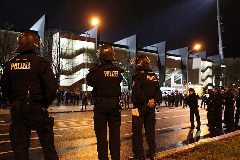 Derby-Time im Grünwalder Stadion: Am Mittwochabend traf der TSV 1860 II auf den FC Bayern II: Bengalische Feuer wurden sowohl von den 1860- als auch von den Bayern-Fans abgebrannt.