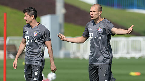 Noch Teamkollegen: Holger Badstuber (rechts) und Robert Lewandowski im Trainingslager des FC Bayern in Doha/Katar.