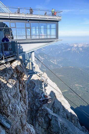 Die beschädigte Seilbahnkabine der Zugspitzseilbahn wird zur Bergung zur Bergstation der Zugspitze hochgezogen.