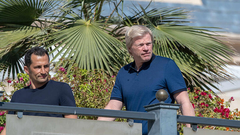 Oliver Kahn (r.) mit Sportdirektor Hasan Salihamidzic im Trainingslager in Doha.