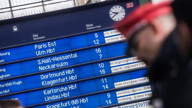 Die Bahn will laut "Bild am Sonntag" künftig zusätzlich betrachten, ob Fahrgäste mit ihrem IC oder ICE mehr oder weniger als 15 Minuten verspätet am Ziel eintreffen. Die Bahn will laut "Bild am Sonntag" künftig zusätzlich betrachten, ob Fahrgäste mit ihrem IC oder ICE mehr oder weniger als 15 Minuten verspätet am Ziel eintreffen.