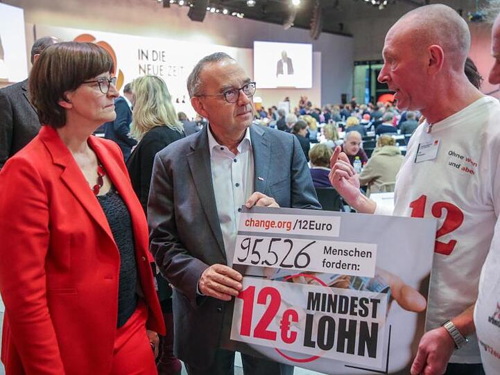 Da sind sie gleich beim Thema: Saskia Esken und Norbert Walter-Borjans (M.) sprechen mit Gewerkschaftern, die Unterschriften für einen Mindestlohn von 12 Euro gesammelt haben.