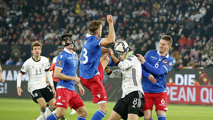 Leon Goretzka wurde gegen Liechtenstein schwer am Hals getroffen. Leon Goretzka wurde gegen Liechtenstein schwer am Hals getroffen.