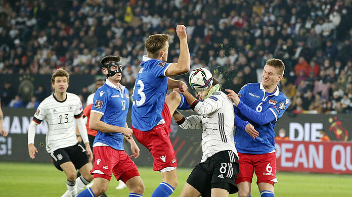 Leon Goretzka wird gegen Liechtenstein schwer am Hals getroffen.