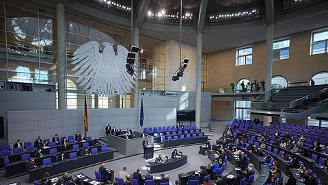 Bundesgesundheitsminister Karl Lauterbach spricht in der Debatte im Bundestag.