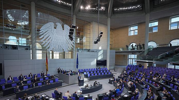 Bundesgesundheitsminister Karl Lauterbach spricht in der Debatte im Bundestag.