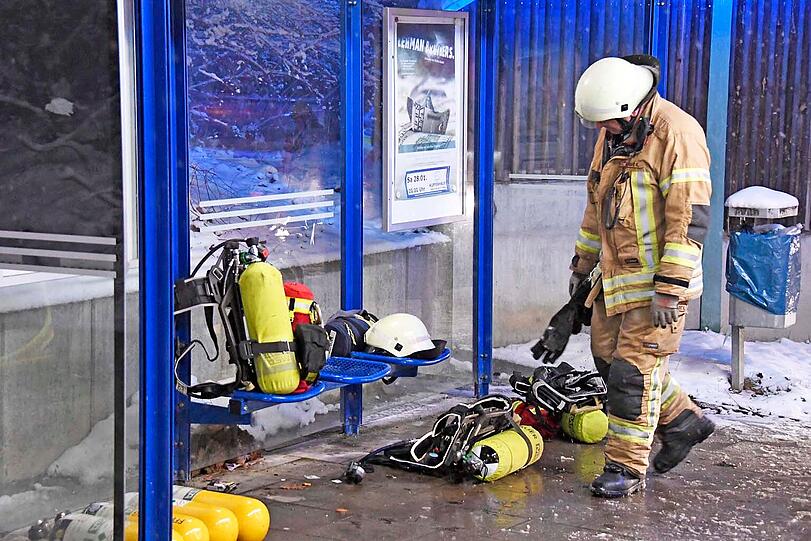Den ausgedehnten Brand im Kellerabteil löschten die Einsatzkräfte der Feuerwehr unter schwerem Atemschutz.