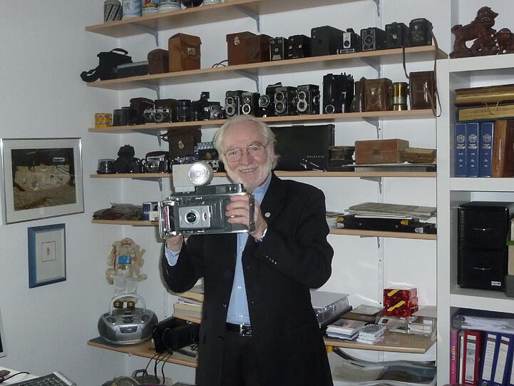Auch das Regal mit seinen alten Kameras muss Fotograf 
Wolfgang Roucka in nächster Zeit ausräumen.