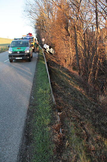 Die Leiptplanke als Sprungschanze: Ein Opel-Fahrer ist bei Aschau am Inn von der B12 abgekommen und mit seinem Wagen auf dem Dach gelandet. Der Fahrer wurde leicht verletzt.