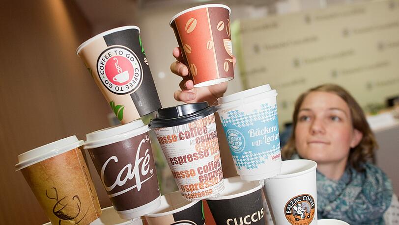 Coffee-to-go-Becher sorgen für eine wahre Abfallflut. Nun sollen Lösungen gefunden werden. Coffee-to-go-Becher sorgen für eine wahre Abfallflut. Nun sollen Lösungen gefunden werden.