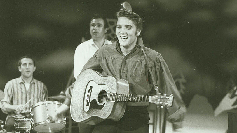 Elvis Presley während einer Performance im Jahr 1956 Elvis Presley während einer Performance im Jahr 1956