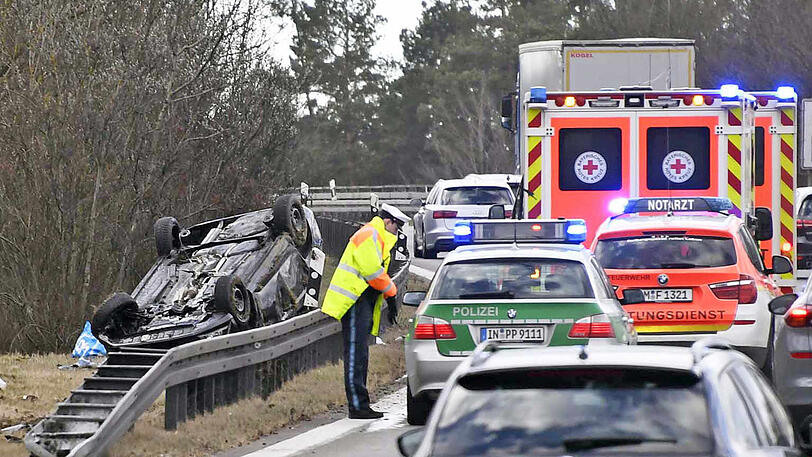 Das Auto hat sich mehrfach überschlagen und landete anschließend auf einer Wiese.