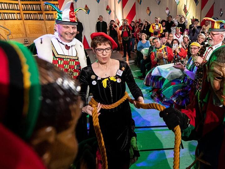 Die Bundesvorsitzende der CDU, Annegret Kramp-Karrenbauer (AKK), tritt von Laufnarren gefesselt vor das Narrengericht . Das Narrengericht in Stockach zitiert jedes Jahr politische Prominenz vor seine Schranken.