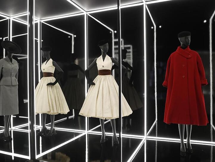 Kleider der Dior Haute Couture-Kollektion aus den Jahren 1950 und 1952 in der Londomner Schau