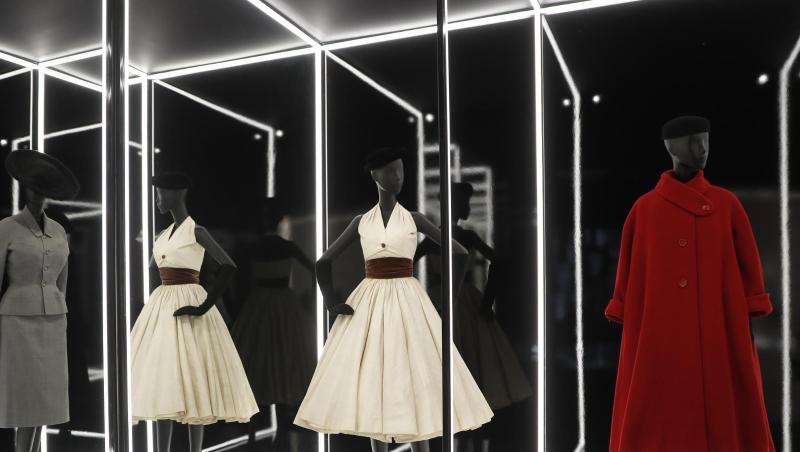 Kleider der Dior Haute Couture-Kollektion aus den Jahren 1950 und 1952 in der Londomner Schau Kleider der Dior Haute Couture-Kollektion aus den Jahren 1950 und 1952 in der Londomner Schau
