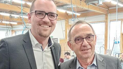 Der OB-Kandidat der SPD in Schwabach, Peter Reiß (l), steht neben Norbert Walter-Borjans (SPD). Foto: Michael Donhauser/dpa/Archivbild