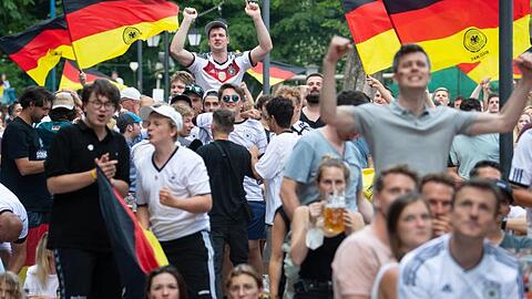 Eng an eng und keine Masken: Deutsche Fans jubeln im Biergarten Hirschau über das Tor zum 1:4.