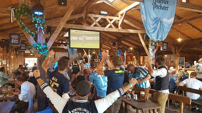 Bei der SechzgerWiesn gab es nicht nur kulinarische Schmankerl, sondern auch Live-Fußball.