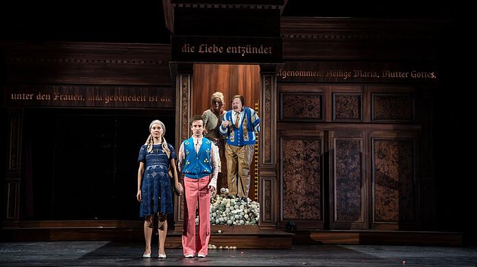 Im Korsett von Kirche und Ehe: Agnes Bernauer (Antonia Münchow, vorne links) mit ihrem Gatten Albrecht (Max Rothbart) und dessen Eltern, Herma (Carolin Conrad) und Ernst Werdenfels (Christoph Franken, beide hinten).