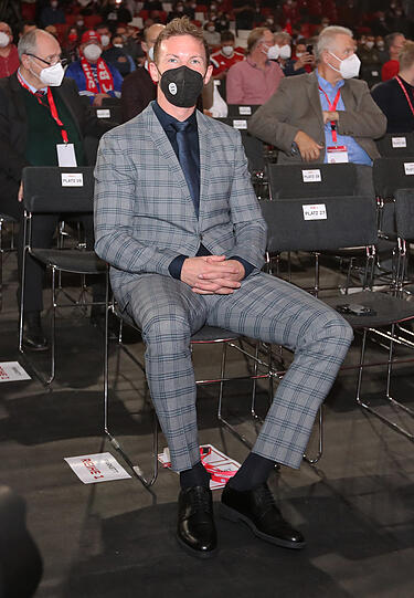 Amins Urteil: "Mit diesem Look gewinnt er keinen Fashion-Award. Dann lieber ganz schwarz."