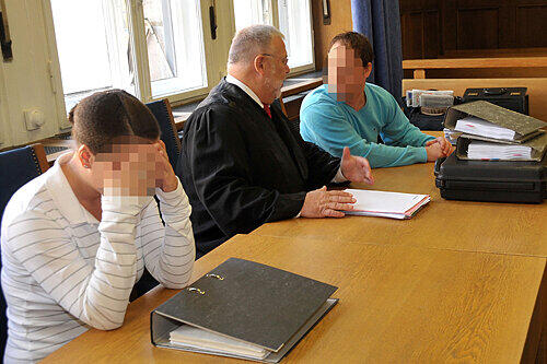 Anfangs gemeinsam vor Gericht: Unternehmerin Daniela S. (27) wurde im September wegen Betrugs zu dreieinhalb Jahren Haft verurteilt, Ehemann Felix (31) erhielt gestern vier Jahre neun Monate.