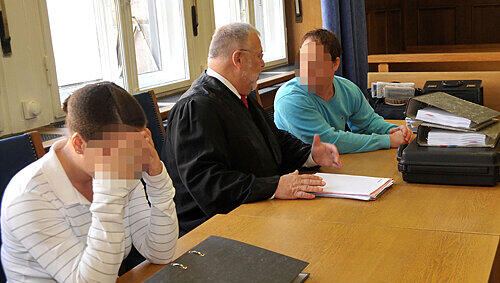 Anfangs gemeinsam vor Gericht: Unternehmerin Daniela S. (27) wurde im September wegen Betrugs zu dreieinhalb Jahren Haft verurteilt, Ehemann Felix (31) erhielt gestern vier Jahre neun Monate. Anfangs gemeinsam vor Gericht: Unternehmerin Daniela S. (27) wurde im September wegen Betrugs zu dreieinhalb Jahren Haft verurteilt, Ehemann Felix (31) erhielt gestern vier Jahre neun Monate.