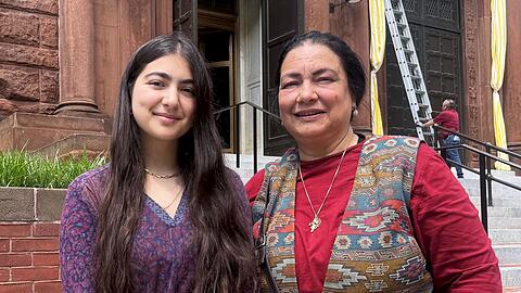Teresa (r) ist gerade zu Besuch in Washington, wo ihre Tochter Elektra studiert.