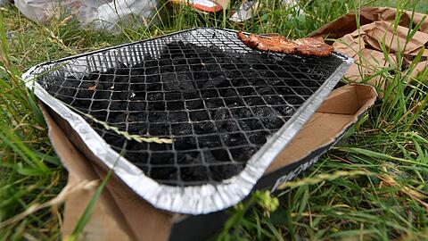 Der Absatz von Einweggrills hat stark zugenommen. (Archivbild)