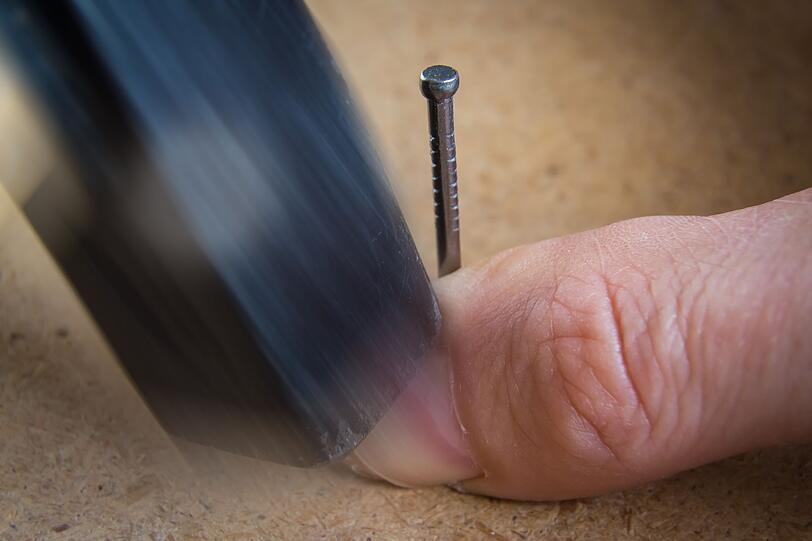 Einer der Klassiker unter den Heimwerkerunf&auml;llen: Ein gezielter Schlag mit dem Hammer - leider nicht auf den Nagel, sondern auf den eigenen Finger. Die Folge: Quetschung, Bluterguss und jede Menge Fl&uuml;che. Mit einer W&auml;scheklammer, die den Nagel fixiert, l&auml;sst sich dieser schmerzhafte Fail ganz einfach vermeiden. Au&szlig;erdem: Fokussieren und nicht hetzen!