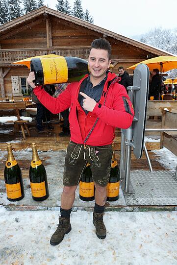 Andreas Georg Gabalier schultert die Magnum-Flasche.