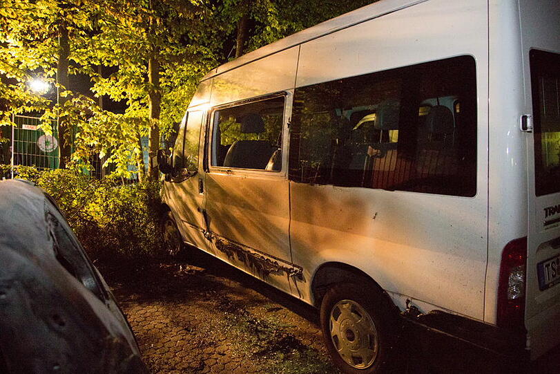 Aus bislang ungeklärter Ursache ging in Traunreut ein Kleinwagen in Flammen auf und brannte komplett aus.