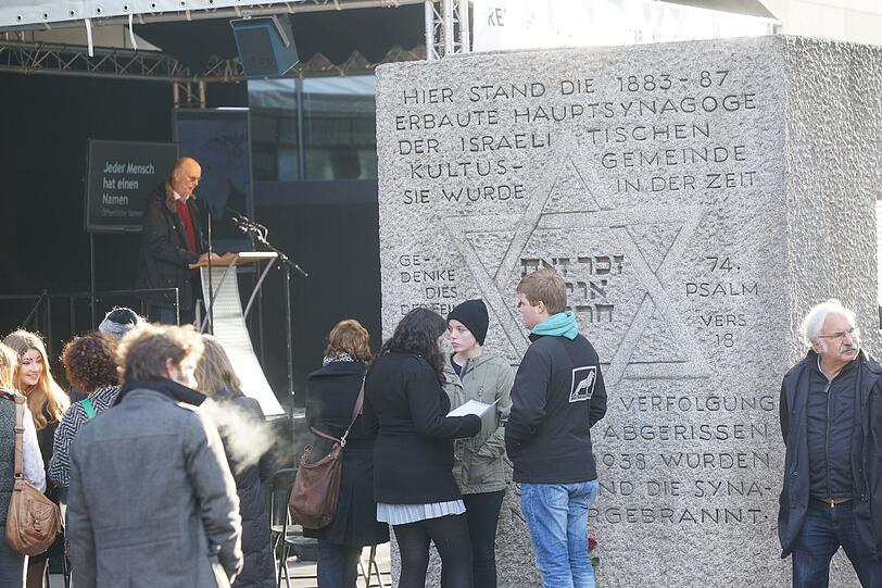 Bürgerinnen und Bürger verlesen am Gedenkstein der alten Hauptsynagoge die Namen von 500 Opfern der Nazi-Verfolgung.