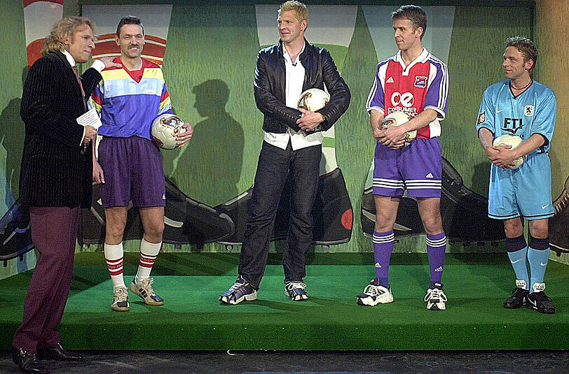 23. März 2002: Thomas Häßler (rechts) und Stefan Effenberg (2. von links) sind bei der 135. ZDF-Show "Wetten, dass..?" in München zu Gast. Links Moderator Thomas Gottschalk.