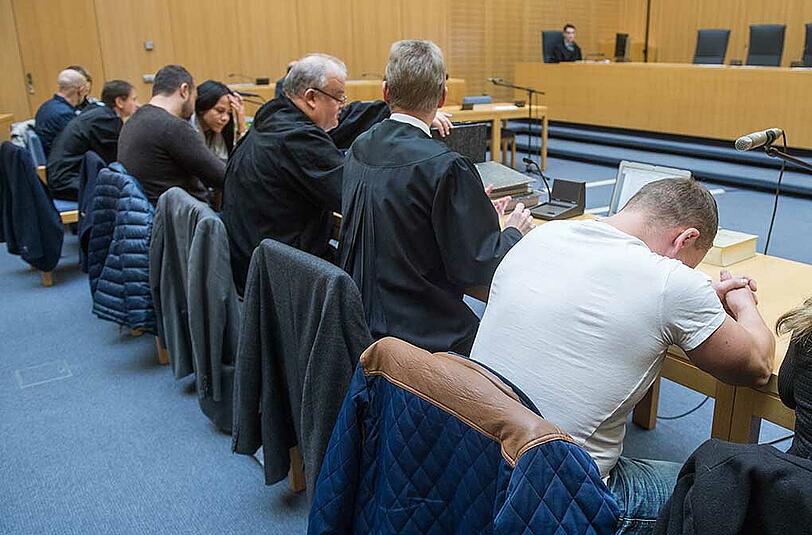 Die Angeklagten sitzen am 22. November neben Anwälten und Dolmetschern im Gerichtssaal des Landgerichts in Weiden in der Oberpfalz.